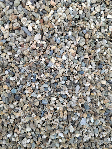 Kamenclub.ru: Галька речная окат (серая) фр.3-5 мм купить  в Новороссийске галька речная серая бежевый темно-серый окатанный речной камень округлый 9500 руб/т   фото КАМЕНЬ КЛУБ