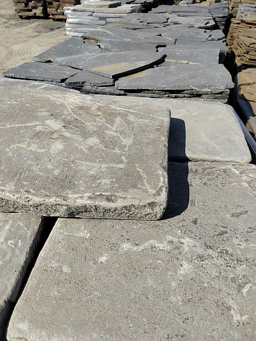 Kamenclub.ru: Песчаник пластушка светло-серый (3,0 см)  купить в Новороссийске песчаник светло-серый, серый песчаник рваный ландшафтный колотый 13800 руб/м3   фото КАМЕНЬ КЛУБ