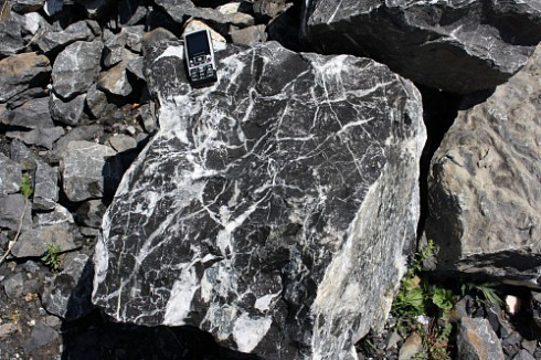 Kamenclub.ru: Черный мрамор скальник фр. 1000-1500 мм.  купить в Новороссийске мрамор черный белый серый крупный колотый валун ландшафтный 9000 руб/т   фото КАМЕНЬ КЛУБ