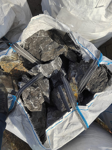 Kamenclub.ru: Черный мрамор скальник фр. 100-500 мм.  купить в Новороссийске мрамор черный белый серый крупный колотый валун ландшафтный 8500 руб/т   фото КАМЕНЬ КЛУБ