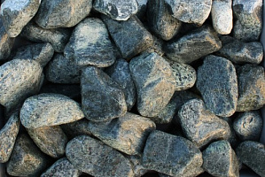 Kamenclub.ru: Щебень галтованный зеленый (змеевик) фр. 50-100 мм.  купить в Новороссийске галтовка мраморная зеленый, салатовый мрамор 12 500 руб/т   фото КАМЕНЬ КЛУБ