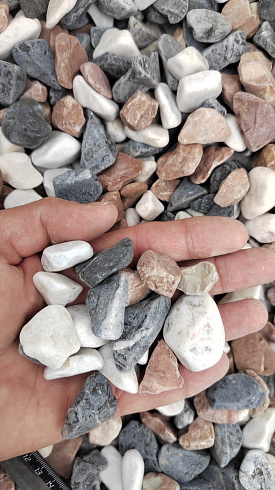 Kamenclub.ru: Мраморная крошка (щебень галтованный микс:белый-зеленый-розовый) фр.20-40 мм.  купить в Новороссийске мрамор белый, зеленый, розовый мрамор декоративный (галтовка) 15500 руб/т   фото КАМЕНЬ КЛУБ