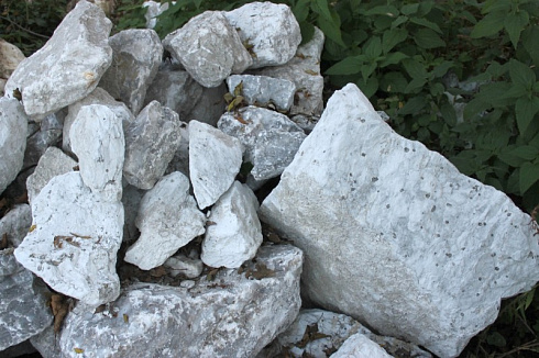 Kamenclub.ru: Мраморизированный известняк фр. 100-500 мм.  купить в Новороссийске известняк серый белый темно-серый сероватый валун природного образования окатанный 10500 руб/т   фото КАМЕНЬ КЛУБ