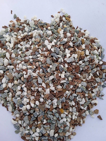 Kamenclub.ru: Мраморная крошка (щебень галтованный микс:: белый-черный) фр.5-10 мм  купить в Новороссийске мрамор белый, черный, молочный, серый галтовка мраморная окатанная декоративная ландшафтная 15500 руб/т   фото КАМЕНЬ КЛУБ
