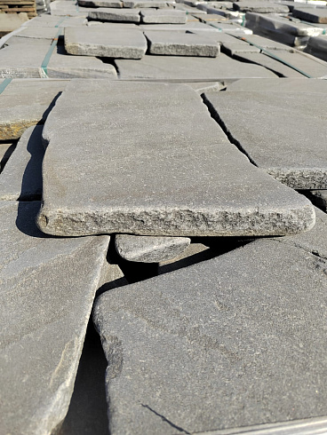 Kamenclub.ru: Песчаник пластушка светло-серый (4,0 - 6,0 см)  купить в Новороссийске плитняк - пластушка светло-серый песчаник 12600 руб/м3   фото КАМЕНЬ КЛУБ