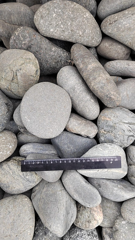 Kamenclub.ru: Галька речная окат (темно-серая) фр. 70-150 мм. купить  в Новороссийске галька речная темно-серая, синяя, серая речная галька округлая  8000 руб/т   фото КАМЕНЬ КЛУБ