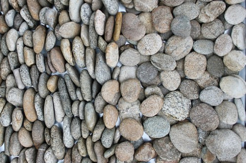 Kamenclub.ru: Галька речная плоская (серо-белая) фр. 70-120 мм. купить  в Новороссийске галька галечник речной серый, белый окатанная плоская  природная галька 9000 руб/т   фото КАМЕНЬ КЛУБ