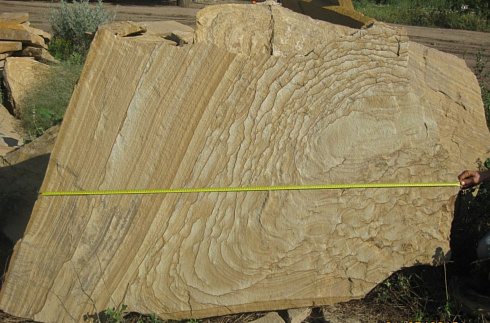 Kamenclub.ru: Форматный камень (плаха) пошаговая дорожка от 70-150 см (4 -12 см)  купить в Новороссийске плитняк  форматный плаха желтый песчаник 9 000 руб/т   фото КАМЕНЬ КЛУБ