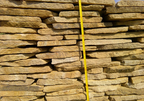 Kamenclub.ru: Песчаник пластушка желтый с разводом под дерево (2 см)  купить в Новороссийске плитняк желтый с разводами, желтый, рыжий, серый песчаник пластушка рваная ландшафтная 11 000 руб/м3   фото КАМЕНЬ КЛУБ