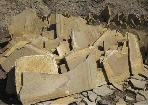 Kamenclub.ru: Форматный камень (плаха) пошаговая дорожка от 70-150 см (4 -12 см)  купить в Новороссийске плитняк  форматный плаха желтый песчаник 9 000 руб/т   фото КАМЕНЬ КЛУБ