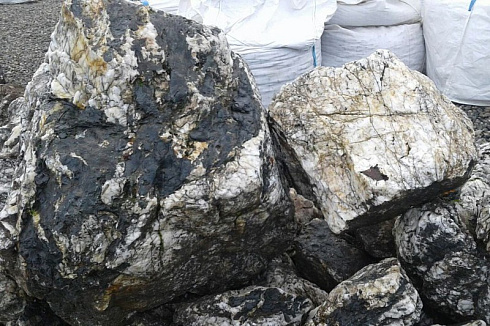 Kamenclub.ru: Черный гранит - кварцит фр. 100-500 мм.  купить в Новороссийске мрамор гранит черный с белыми прожилками, серый, белый валун скальный колотый 7000 руб/т   фото КАМЕНЬ КЛУБ