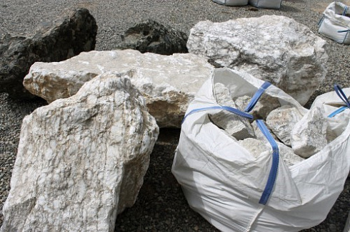 Kamenclub.ru: Мраморизированный известняк фр. 100-500 мм.  купить в Новороссийске известняк серый белый темно-серый сероватый валун природного образования окатанный 10500 руб/т   фото КАМЕНЬ КЛУБ