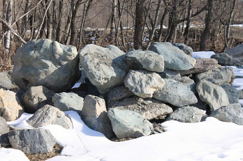 Kamenclub.ru: Гранит скальник (серо-зеленый) фр. 500-1500 мм.  купить в Новороссийске гранит мрамор  серый зеленый темно-серый глыба скальная колотая ландшафтная 7 500 руб/т   фото КАМЕНЬ КЛУБ