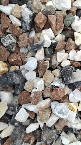Kamenclub.ru: Мраморная крошка (щебень крошка микс : белый-черный-розовый) фр. 20-40 мм.  купить в Новороссийске мрамор белый, черный, розовый декоративная ландшафтная крошка 12000 руб/т   фото КАМЕНЬ КЛУБ