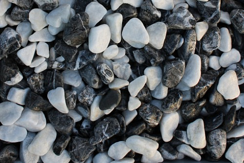 Kamenclub.ru: Мраморная крошка (щебень галтованный микс:: белый-черный) фр.5-10 мм  купить в Новороссийске мрамор белый, черный, молочный, серый галтовка мраморная окатанная декоративная ландшафтная 15500 руб/т   фото КАМЕНЬ КЛУБ