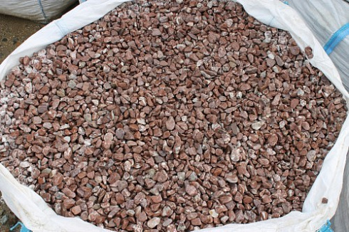 Kamenclub.ru: Мраморная крошка (щебень галтованный розовый) фр.10-20 мм.  купить в Новороссийске мрамор розовый, красный ландшафтный декоративный окатанный округлый щебень 15000 руб/т   фото КАМЕНЬ КЛУБ