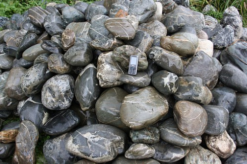Kamenclub.ru: Валунчик Паутинник фр.100-300 мм  купить в Новороссийске крупный природный камень галечник темно-серый с прожилками белый черный речной валунчик 5000 руб/т   фото КАМЕНЬ КЛУБ