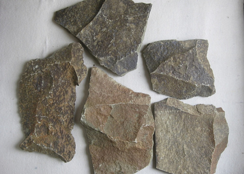 Kamenclub.ru: Песчаник пластушка "фонтанка" серо-зеленая (3,0-5,0 см)  купить в Новороссийске песчаник серо-зеленая колотые плитки облицовочные пластушки 11400 руб/м3   фото КАМЕНЬ КЛУБ