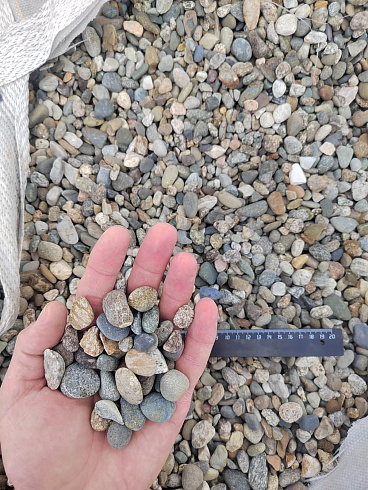 Kamenclub.ru: Галька речная окат (серая) фр.10-20 мм купить  в Новороссийске галька речная серая, серый, темно-серый, светло-серый, коричневый ландшафтная декоративная речная окатанная округлая галька 5000 руб/т   фото КАМЕНЬ КЛУБ