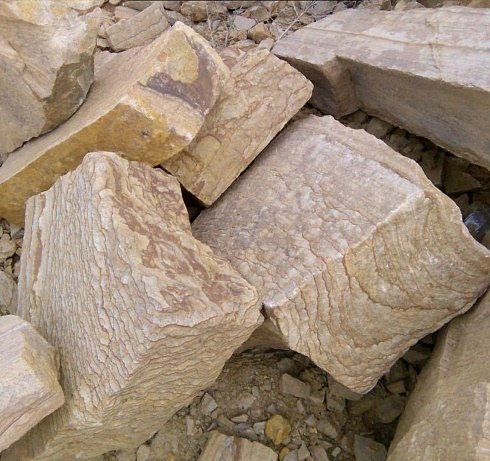 Kamenclub.ru: Песчаник пластушка желтый с рисунком (7-15 см)  купить в Новороссийске плитняк - пластушка - бут желтый песчаник 10200 руб/м3   фото КАМЕНЬ КЛУБ