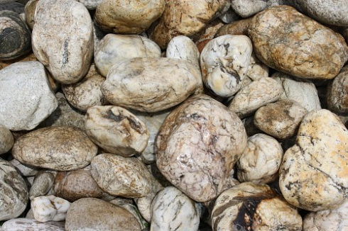 Kamenclub.ru: Кварцевый валунчик фр.100-300 мм.  купить в Новороссийске кварц белый, бежевый молочный рыжий крупный природный камень галечник 7850 руб/т   фото КАМЕНЬ КЛУБ