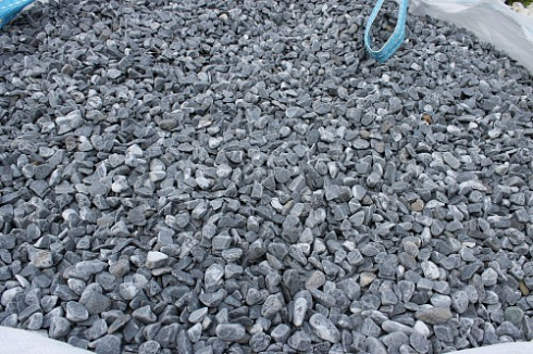 Kamenclub.ru: Щебень галтованный черный (мрамор) фр.10-20 мм.  купить в Новороссийске мрамор черный с белыми прожилками, черный, белый окатанный округлый ландшафтный декоративный щебень 15000 руб/т   фото КАМЕНЬ КЛУБ