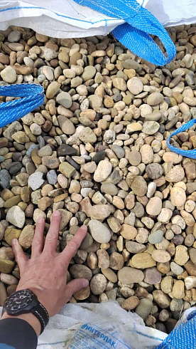 Kamenclub.ru: Галька речная окат рыжая фр. 20-40 мм. купить  в Новороссийске галька речная окатанная рыжая желтая серая округлая речная галька 5000 руб/т   фото КАМЕНЬ КЛУБ