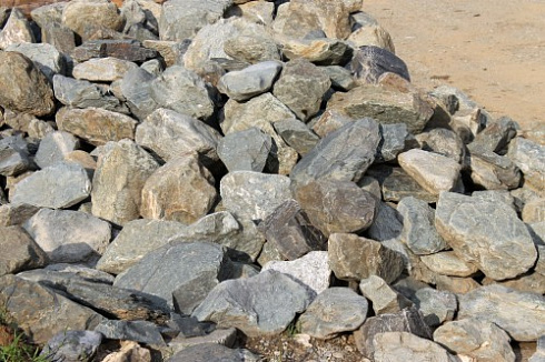 Kamenclub.ru: Гранит скальник (серо-зеленый) фр. 100-500 мм.  купить в Новороссийске гранит зеленый, серый, салатовый крупный ландшафтный валун 6 000 руб/т   фото КАМЕНЬ КЛУБ