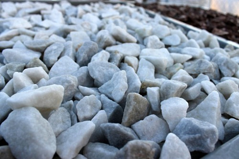 Kamenclub.ru: Мраморная крошка, щебень, цвет-белый,  фр. 20-40 мм.  купить в Новороссийске мрамор белый молочный слоновая кость айвори  мраморная крошка ландшафтная 12000 руб/т   фото КАМЕНЬ КЛУБ