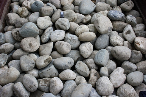 Kamenclub.ru: Темно-серый валунчик фр.100-300 мм.  купить в Новороссийске крупный природный камень серый, темно-серый, светло-серый речная галька большого размера окатанная 4500 руб/т   фото КАМЕНЬ КЛУБ