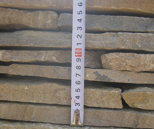 Kamenclub.ru: Песчаник пластушка желтый с разводом под дерево (2 см)  купить в Новороссийске плитняк желтый с разводами, желтый, рыжий, серый песчаник пластушка рваная ландшафтная 11 000 руб/м3   фото КАМЕНЬ КЛУБ