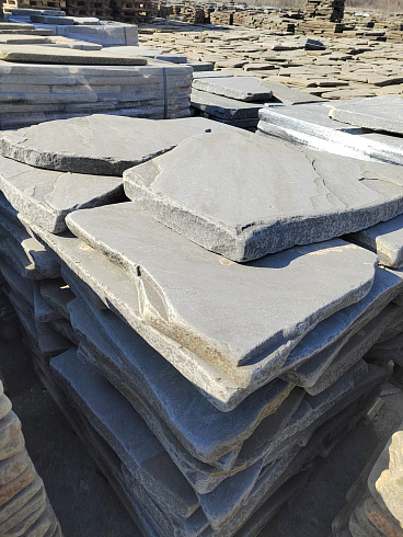 Kamenclub.ru: Песчаник пластушка галтованная светло-серая (3,0 см)  купить в Новороссийске песчаник светло-серый, серый ландшафтный камень рваный колотый 21000 руб/м3   фото КАМЕНЬ КЛУБ