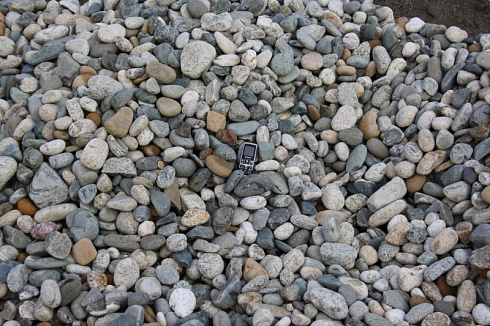 Kamenclub.ru: Галька речная окат (серая) фр.40-60 мм купить  в Новороссийске галька речная серый бежевый рыжий коричневый округлый речной камень 5000 руб/т   фото КАМЕНЬ КЛУБ