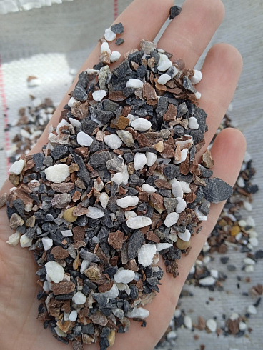 Kamenclub.ru: Мраморная крошка (щебень галтованный микс:белый-черный-розовый-медовый) фр.5-10 мм.  купить в Новороссийске мрамор белый, медовый, черный, розовый мраморный галтованный щебень декоративный ландшафтный 15500 руб/т   фото КАМЕНЬ КЛУБ