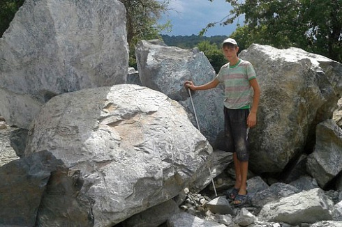 Kamenclub.ru: Змеевик скальник фр. 500-1500 мм.  купить в Новороссийске змеевик зеленый серый черный глыба скальная колотая 7500 руб/т   фото КАМЕНЬ КЛУБ