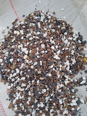 Kamenclub.ru: Мраморная крошка (щебень крошка микс : белый-черный-розовый) фр. 5-10 мм.  купить в Новороссийске мрамор белый, черный, розовый, разноцветный микс декоративная мраморная каменная крошка 12000 руб/т   фото КАМЕНЬ КЛУБ