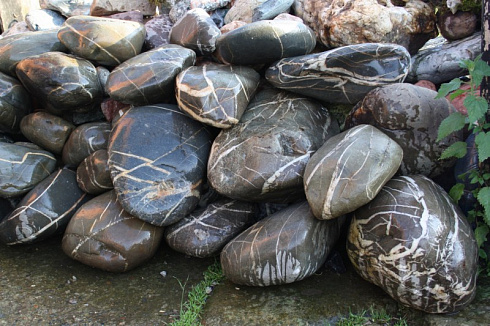 Kamenclub.ru: Валунчик Паутинник фр.100-300 мм  купить в Новороссийске крупный природный камень галечник темно-серый с прожилками белый черный речной валунчик 5000 руб/т   фото КАМЕНЬ КЛУБ