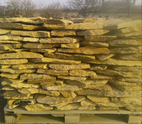 Kamenclub.ru: Песчаник пластушка "фонтанка" желтая (3,0 - 5,0 см)  купить в Новороссийске песчаник желтая, рыжий, желтый песчаник колотый рваный со сколом облицовочный 16200 руб/м3   фото КАМЕНЬ КЛУБ