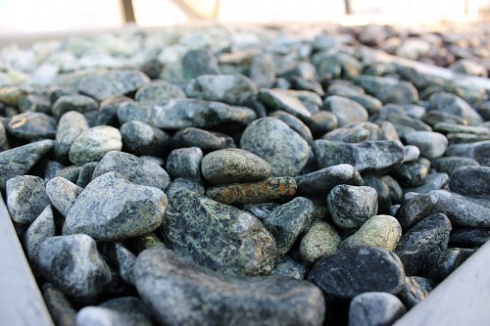 Kamenclub.ru: Щебень галтованный зеленый (змеевик) фр. 20-40 мм.  купить в Новороссийске мрамор зеленый, салатовый оголтованный щебень мраморный 12500 руб/т   фото КАМЕНЬ КЛУБ