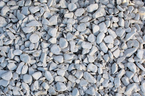 Kamenclub.ru: Мраморная крошка (щебень галтованный белый) фр.40-70 мм.  купить в Новороссийске мрамор белый молочный айвори окатанный округлый природный камень 17000 руб/т   фото КАМЕНЬ КЛУБ