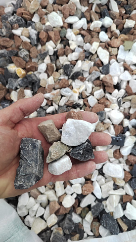 Kamenclub.ru: Мраморная крошка (щебень крошка микс : белый-черный-розовый) фр. 20-40 мм.  купить в Новороссийске мрамор белый, черный, розовый декоративная ландшафтная крошка 12000 руб/т   фото КАМЕНЬ КЛУБ