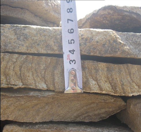 Kamenclub.ru: Песчаник пластушка желтый с рисунком (3 см)  купить в Новороссийске песчаник желтый с рисунком, рыжий, желтый песчаник пластушка ландшафтная рваная 8 500 руб/м3   фото КАМЕНЬ КЛУБ