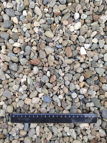 Kamenclub.ru: Галька речная окат (серая) фр.10-20 мм купить  в Новороссийске галька речная серая, серый, темно-серый, светло-серый, коричневый ландшафтная декоративная речная окатанная округлая галька 5000 руб/т   фото КАМЕНЬ КЛУБ