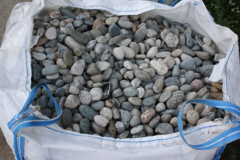 Kamenclub.ru: Галька речная окат (серая) фр.40-60 мм купить  в Новороссийске галька речная серый бежевый рыжий коричневый округлый речной камень 5000 руб/т   фото КАМЕНЬ КЛУБ