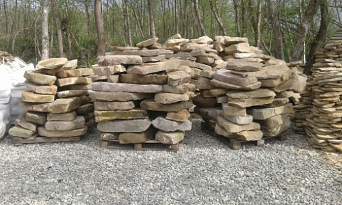 Kamenclub.ru: Песчаник плиты - плахи - пошаговые дорожки (фр. 70-150 мм)  купить в Новороссийске песчаник серый бежевый желтый зеленый колотый песчаник строительный 6500 руб/т   фото КАМЕНЬ КЛУБ