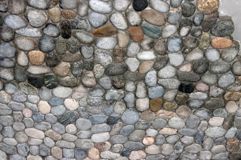 Kamenclub.ru: Галька речная плоская (ассорти) фр. 70-150 мм. купить  в Новороссийске галька галечник серый белый темно-серый синий светло-серый плоская природная галька  9000 руб/т   фото КАМЕНЬ КЛУБ