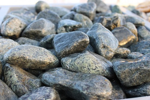 Kamenclub.ru: Щебень галтованный зеленый (змеевик) фр. 50-100 мм.  купить в Новороссийске галтовка мраморная зеленый, салатовый мрамор 12 500 руб/т   фото КАМЕНЬ КЛУБ