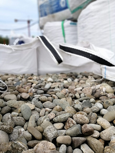 Kamenclub.ru: Галька речная окат (пестрая) фр. 20-40 мм. купить  в Новороссийске галька речная пестрая, серая, серые оттенки галька речная окатанная округлая 5000 руб/т   фото КАМЕНЬ КЛУБ