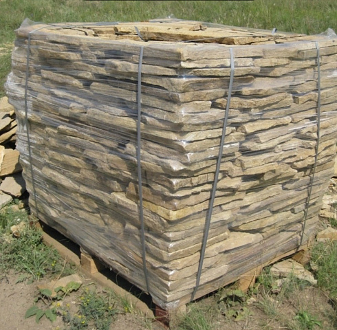 Kamenclub.ru: Песчаник пластушка желтый с рисунком (3 см)  купить в Новороссийске песчаник желтый с рисунком, рыжий, желтый песчаник пластушка ландшафтная рваная 8 500 руб/м3   фото КАМЕНЬ КЛУБ