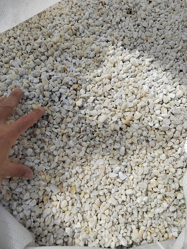 Kamenclub.ru: Мраморная крошка, щебень, цвет-белый, фр. 5-10 мм.  купить в Новороссийске мрамор белый, айвори, молочный мраморная каменная крошка ландшафтная 12000 руб/т   фото КАМЕНЬ КЛУБ